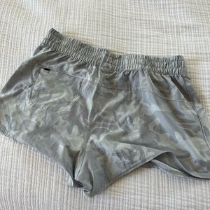 Vuori camo shorts NWOT Size XL